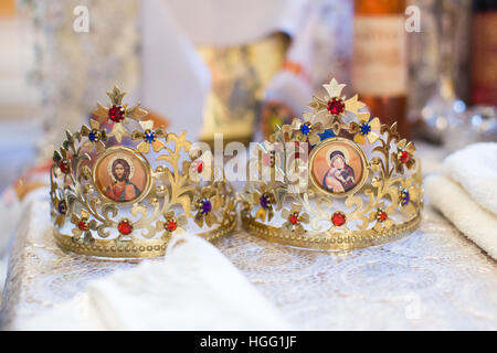 Zeremoniellen Kronen als orthodoxe Hochzeit Zubehör. Orthodoxe Kirche Stockfoto