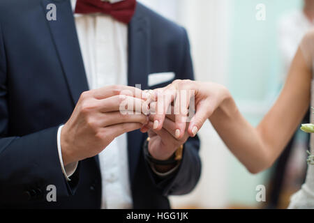 Braut und Bräutigam sind Ringe auf Trauung ändern. Stockfoto