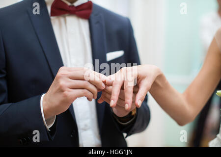 Braut und Bräutigam sind Ringe auf Trauung ändern. Stockfoto