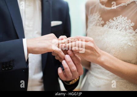 Braut und Bräutigam sind Ringe auf Trauung ändern. Stockfoto