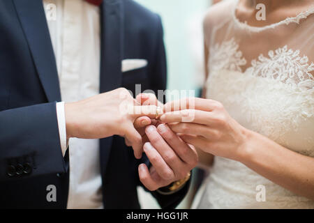 Braut und Bräutigam sind Ringe auf Trauung ändern. Stockfoto