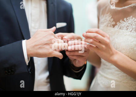 Braut und Bräutigam sind Ringe auf Trauung ändern. Stockfoto