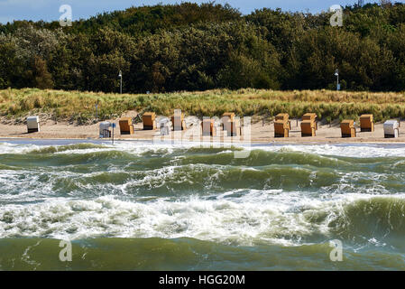 stürmische Küste mit Strandkörbe Stockfoto
