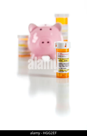 Sparschwein und nicht-proprietäre Medizin Rezept Flaschen isoliert auf einem weißen Hintergrund. Stockfoto