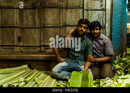 Brüder auf Bananenblatt stall in Mysore Markt. Stockfoto