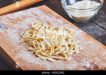 Handgemachte Pasta auf Holztisch Stockfoto