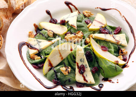 Spinat-Salat mit Birnen, Walnüssen und Blauschimmelkäse Stockfoto