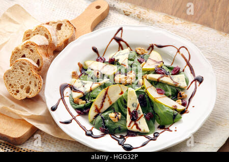 Spinat-Salat mit Birnen, Walnüssen und Blauschimmelkäse Stockfoto