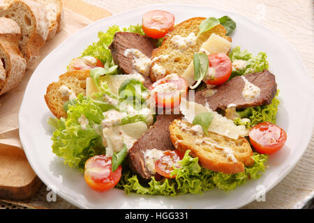 Roastbeef mit Toast Käse und Trüffel-sauce Stockfoto