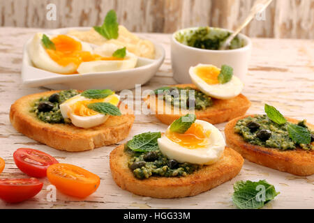 Frischen Toast mit Pesto und Ei on White on White Stockfoto
