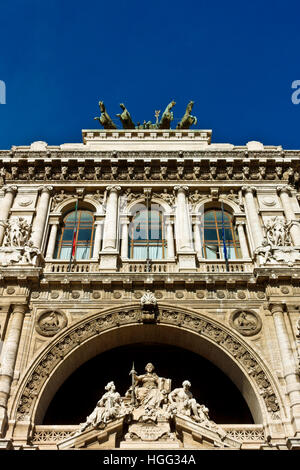 Italienischen Obersten Kassationsgericht (Corte di cassazione), Palast der Justiz, Courthouse. Renaissance, bronze Quadriga. Rom, Italien, Europa. Platz kopieren Stockfoto