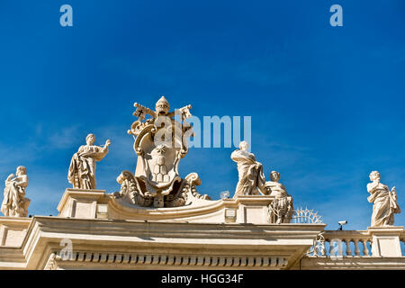 Petersplatz (Piazza San Pietro) Kolonnade, Wappen. Vatikanstadt, Rom, Italien, EU, Europa. UNESCO-Weltkulturerbe, Kopierraum Stockfoto