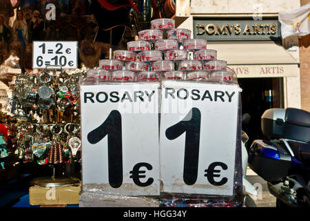 Souvenirstand mit Rosenkranz für 1 Euro Preisschild. Via della Conciliazione. Vatikanstadt, Rom, Italien, Europa, Europäische Union, EU. Stockfoto