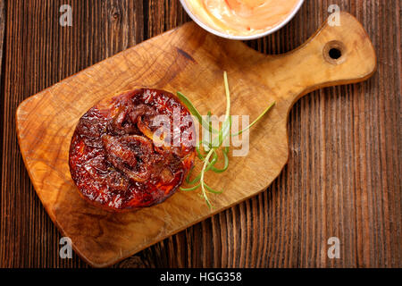 Smoky gegrillt heißen Kotelett auf hölzernen Hintergrund und Platz für text Stockfoto
