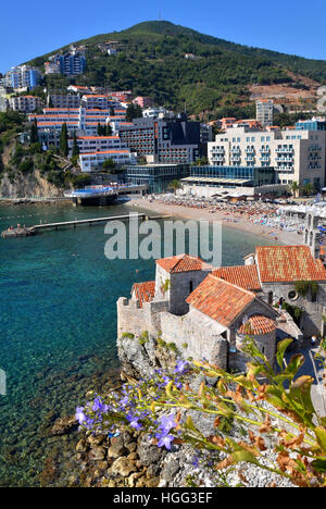 Kontrast des alten und neuen Gebäuden von Budva, akzentuiert durch das Erdbeben in den 1970er Jahren Stockfoto