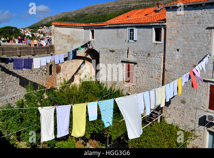 Gewaschene Wäsche hängen zum Trocknen in den alten Mauern umgebene Stadt Dubrovnik, Kroatien. Stockfoto