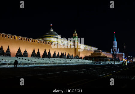 Nachtansicht im Moskauer Kreml vom Roten Platz im winter Stockfoto