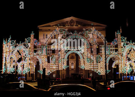 Weihnachtsbeleuchtung auf dem Platz vor dem Bolschoi-Theater in Moskau Stockfoto