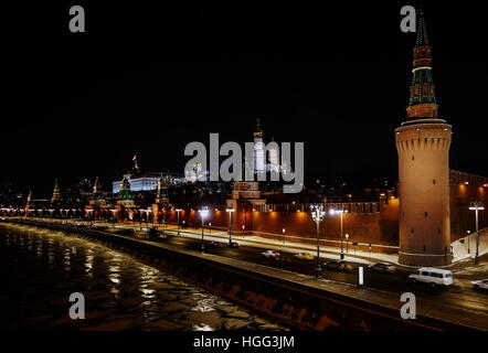 Moskauer Kreml in die Nachtbeleuchtung ist eine der schönsten Ansichten von Moskau bei Nacht Stockfoto