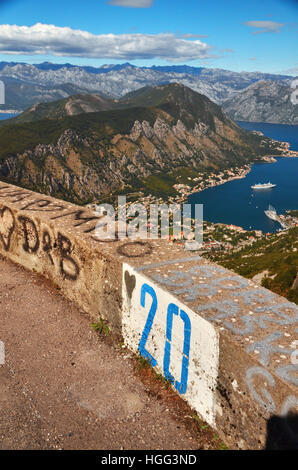 Blick auf die Bucht von Kotor, Montenegro, von der 20. Kehre von 25, auf der Straße hinauf Mount Lovcen. Stockfoto