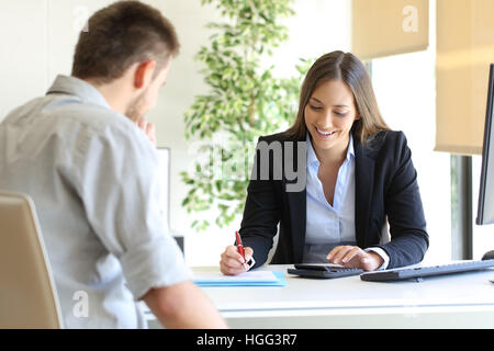 Glücklich professionelle Agenten und Kunden berechnen Budget im Büro Stockfoto