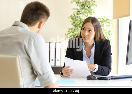 Guy und Geschäftsfrau in einem Vorstellungsgespräch in einem Büro im Gespräch Stockfoto