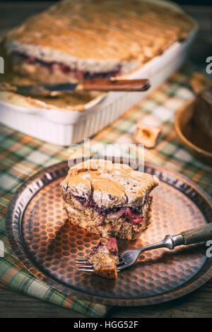 Gebackene Milch Brot-Pudding mit Blaubeeren Marmelade und Apfel Stockfoto