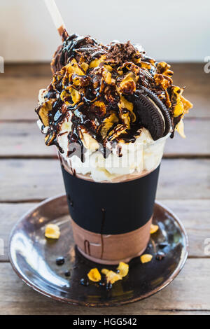 Schokolade Smoothie mit Cookie und Eis Stockfoto