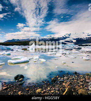 Schwimmendes Eis-Box an die Gletscherlagune Fjallsarlon. Sonnigen Morgen Europas Vatnajökull-Nationalpark, Südosten Islands. Stockfoto