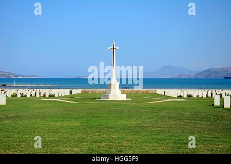 Blick auf die Souda Bay Alliierten Soldatenfriedhof mit dem Ägäischen Meer nach hinten, Souda Bay, Kreta, Griechenland, Europa. Stockfoto