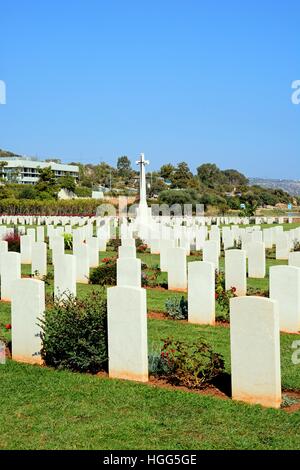 Blick auf die Souda Bay Alliierten Soldatenfriedhof Grabsteine und Kreuz, Souda Bay, Kreta, Griechenland, Europa. Stockfoto