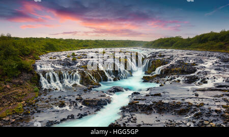 Sommer Sonnenuntergang mit einzigartigen Wasserfall - Bruarfoss. Farbenfrohe Abendstimmung im Süden Islands, Europa. Stockfoto