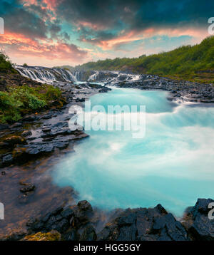 Sommer Sonnenuntergang mit einzigartigen Wasserfall - Bruarfoss. Farbenfrohe Abendstimmung im Süden Islands, Europa. Stockfoto