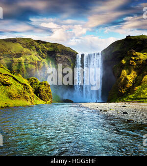 Bunte Sommer-Szene mit dem reinen Wasser der Skogafoss-Wasserfall. Sonnigen Morgen am Fluss Skoga, südlich von Island, Europa. Stockfoto