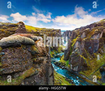 Majestätische Aussicht auf Fjadrargljufur Canyon und Fluss. Süd-Ost-Island, Europa. Künstlerischen Stil Post verarbeitet Foto. Stockfoto