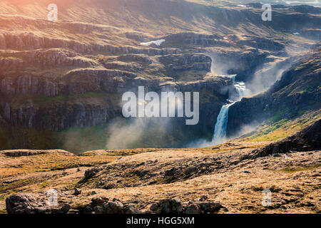 Typische isländische Landschaft in den Bergen. Bunte Sommermorgen mit Wasserfall in Island, Europa. Stockfoto