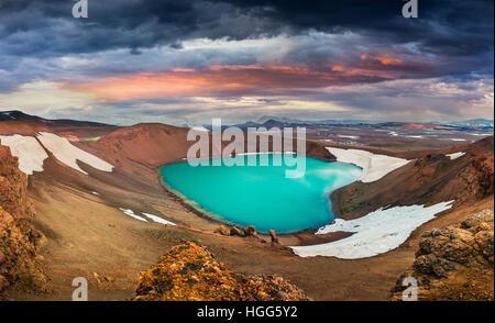 Bunte Sommer-Szene mit Pool der Krater des Vulkans Krafla. Dramatischen Sonnenuntergang im Nordosten Islands, Myvatn See gelegen, Europa. Stockfoto