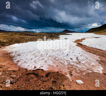 Sommer Schnee in der Krafla-Vulkan. Bunte exotische Landschaft mit Lava in das geothermische Tal Leirhnjukur gemahlen Stockfoto