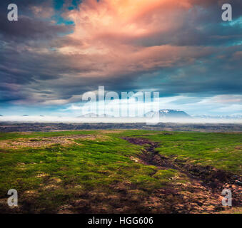 Typische isländische Landschaft mit nebligen Bergen am Horizont. Bunte Sommer Sonnenaufgang in der Nähe der Myvatn See gelegen, Island Stockfoto