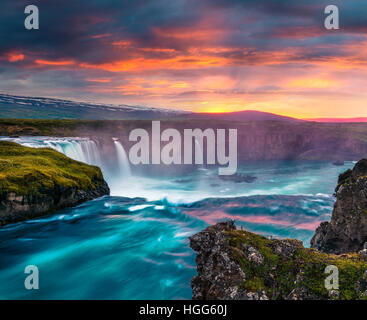 Sommer-morgen-Szene auf den Godafoss-Wasserfall. Farbenprächtigen Sonnenuntergang am Skjalfandafljot Fluss, Island, Europa. Stockfoto