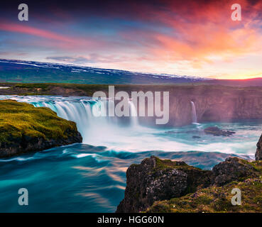 Sommer-morgen-Szene auf den Godafoss-Wasserfall. Farbenprächtigen Sonnenuntergang am Skjalfandafljot Fluss, Island, Europa. Stockfoto