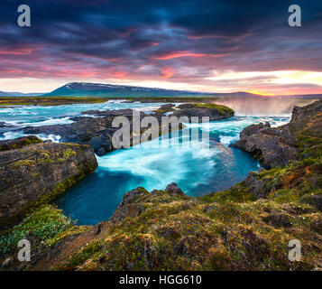 Sommer-morgen-Szene auf den Godafoss-Wasserfall. Farbenprächtigen Sonnenuntergang am Skjalfandafljot Fluss, Island, Europa. Stockfoto