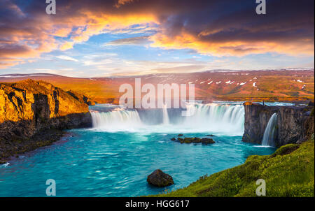 Sommer-morgen-Szene auf den Godafoss-Wasserfall. Bunte Sonnenaufgang am Skjalfandafljot Fluss, Island, Europa. Stockfoto