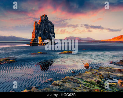 Riesige Basalt Stack Hvítserkur an der Ostküste der Halbinsel Vatnsnes. Bunte Sommer Sonnenaufgang im Nordwesten Islands Stockfoto