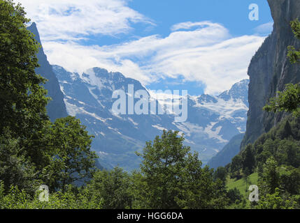 Blick auf das malerische Tal und die Berge in der Nähe von Lauterbrunnen in der Schweiz. Stockfoto