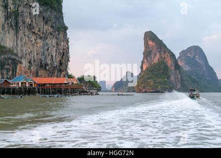 Koh Panyee, Thailand - 1. Februar 2010: Koh Panyee Siedlung gebaut auf Pfählen der Bucht von Phang Nga, Thailand Stockfoto