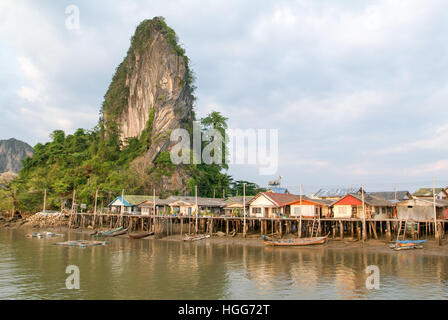 Koh Panyee, Thailand - 1. Februar 2010: Koh Panyee Siedlung gebaut auf Pfählen der Bucht von Phang Nga, Thailand Stockfoto