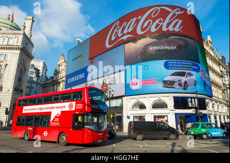 LONDON - 11. November 2016: Klassisch roten Doppeldecker Bus Pässe vor der Plakate Werbung Coca - Cola und Lücke am Piccadilly Circus. Stockfoto