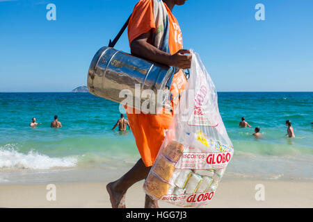 RIO DE JANEIRO - 26. Februar 2016: Strand Verkäufer verkaufen Mate, die südamerikanischen Tee und Globo Marke Kekse, eine lokale Spezialität, Spaziergänge am Ipanema. Stockfoto