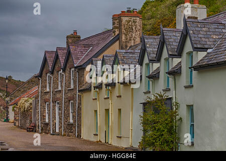 Reihe von Cottages im Lower Fishguard oder Abergwaun im Pembrokeshire Coast National Park, Wales, Großbritannien im Mai - hdr-Effekt Stockfoto
